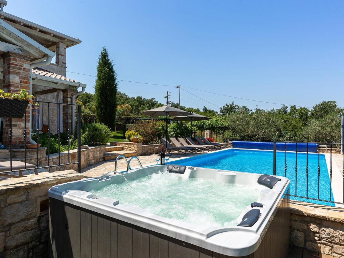Villa Salvea With Heated Pool Montizana Ngoại thất bức ảnh